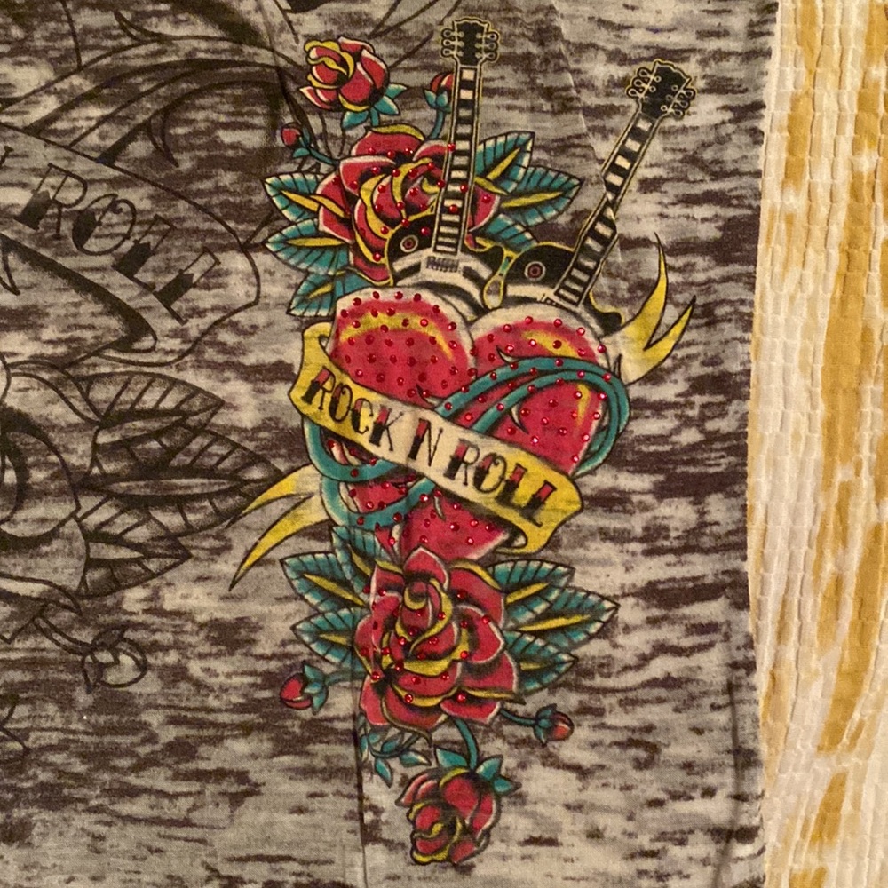 Rock n out fun top! - Picture 4 of 6